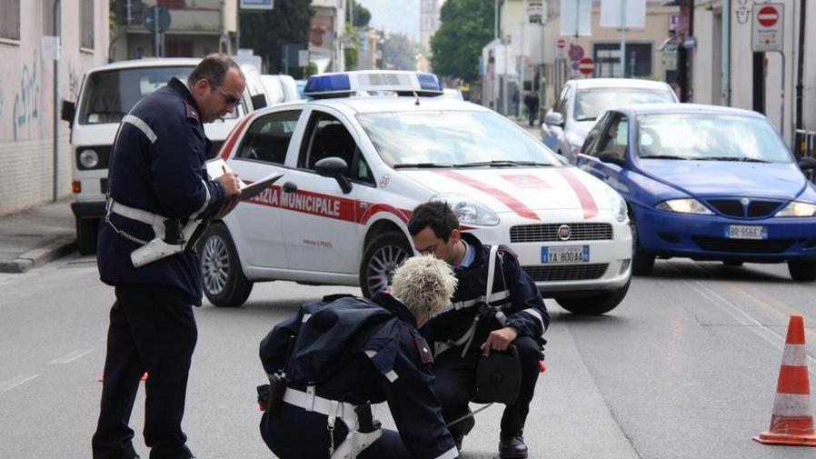 Grave giovane in bicicletta investita da un’auto