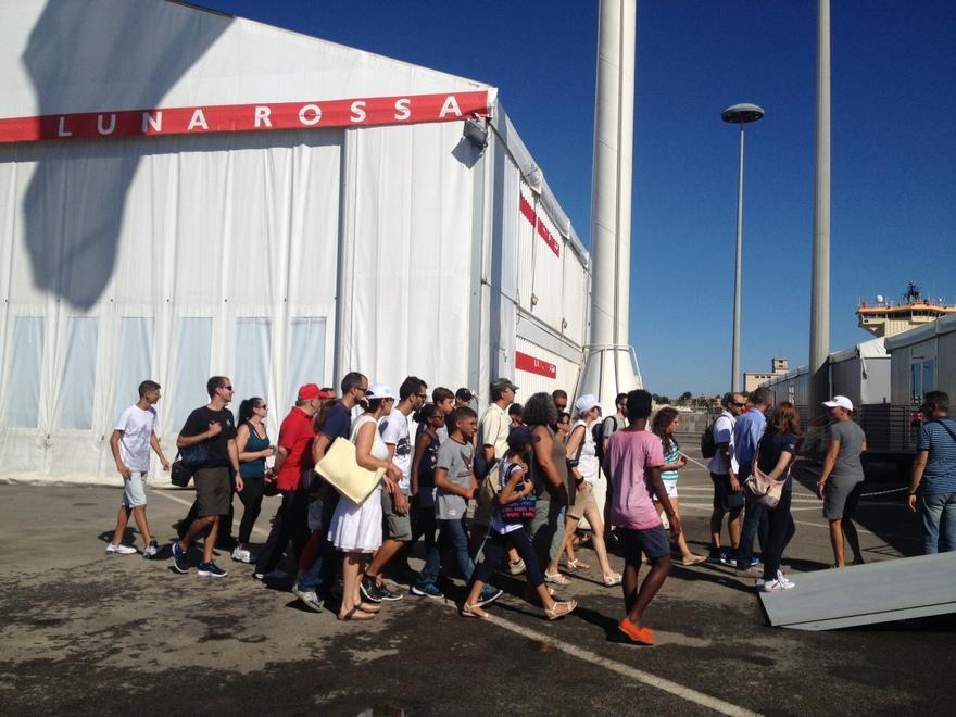 Luna Rossa mania a Cagliari, tutti in fila per vedere le barche 