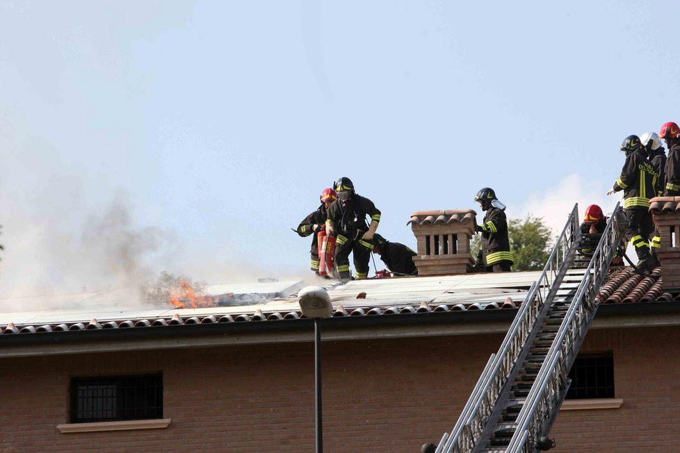 I pannelli vanno in corto circuito, fiamme sul tetto 