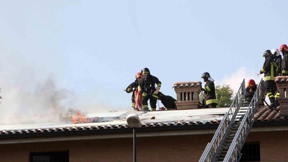 I pannelli vanno in corto circuito, fiamme sul tetto
