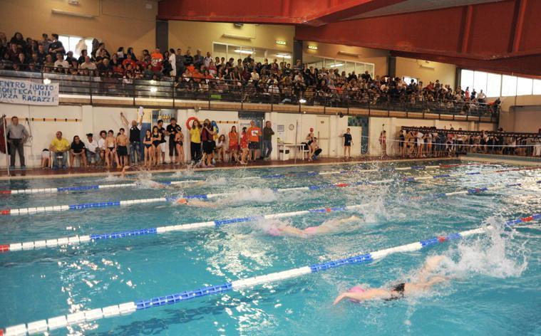 Piscina comunale, lavori urgenti per docce e spogliatoi 
