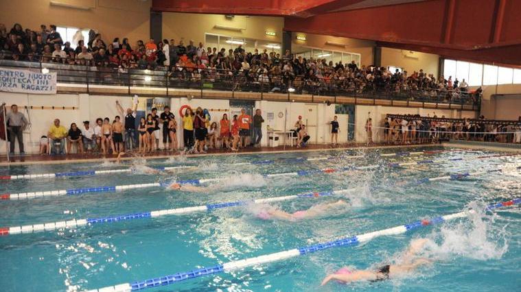 Piscina comunale, lavori urgenti per docce e spogliatoi
