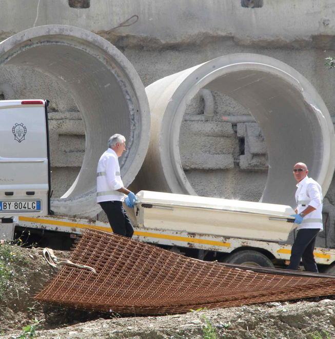 Gru urta i cavi, operaio muore folgorato 