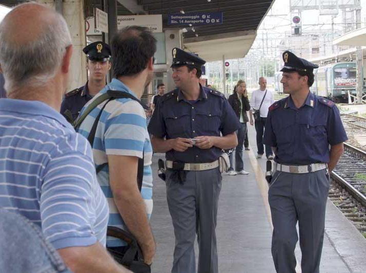 Rincorre e poi picchia la moglie incinta 