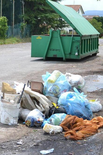 Rifiuti abbandonati a Marittimo: un pericolo per i bambini 