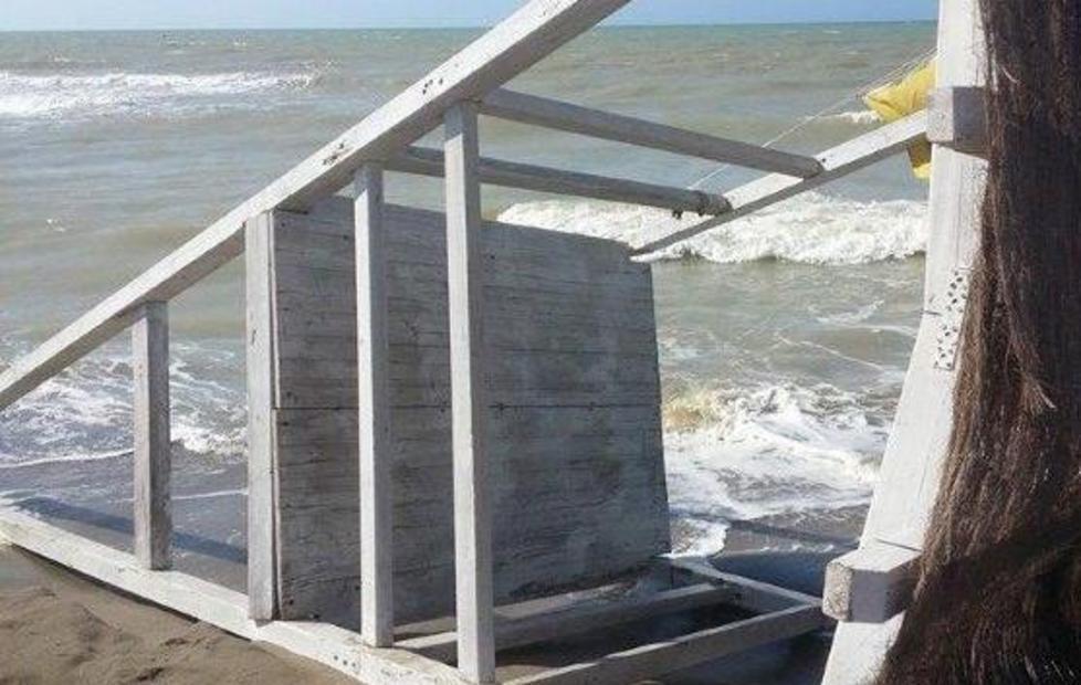 Per effetto delle mareggiate va giù la torretta del bagnino 