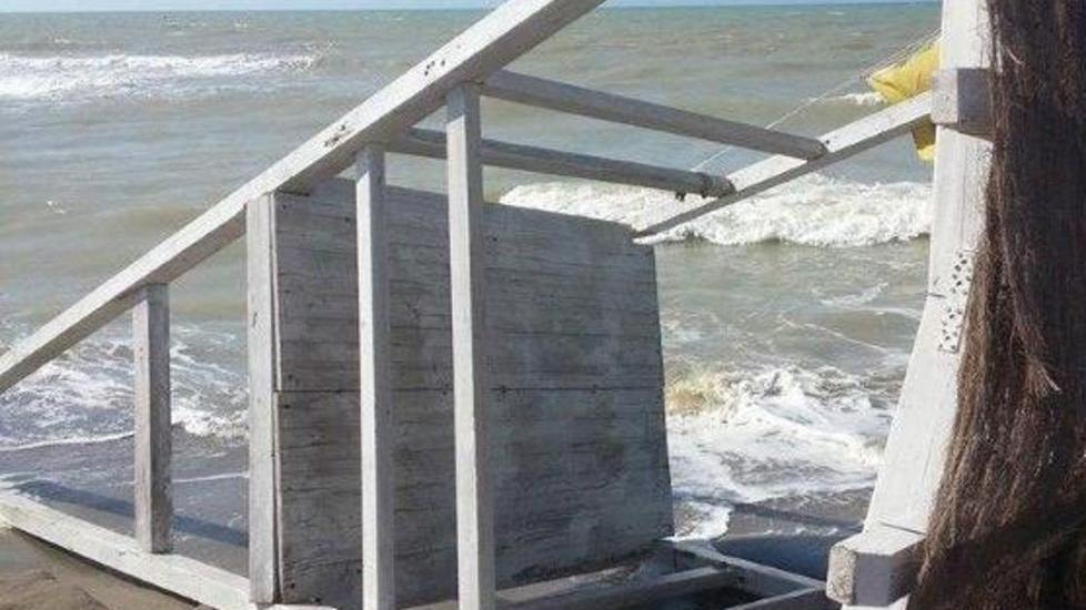 Per effetto delle mareggiate va giù la torretta del bagnino