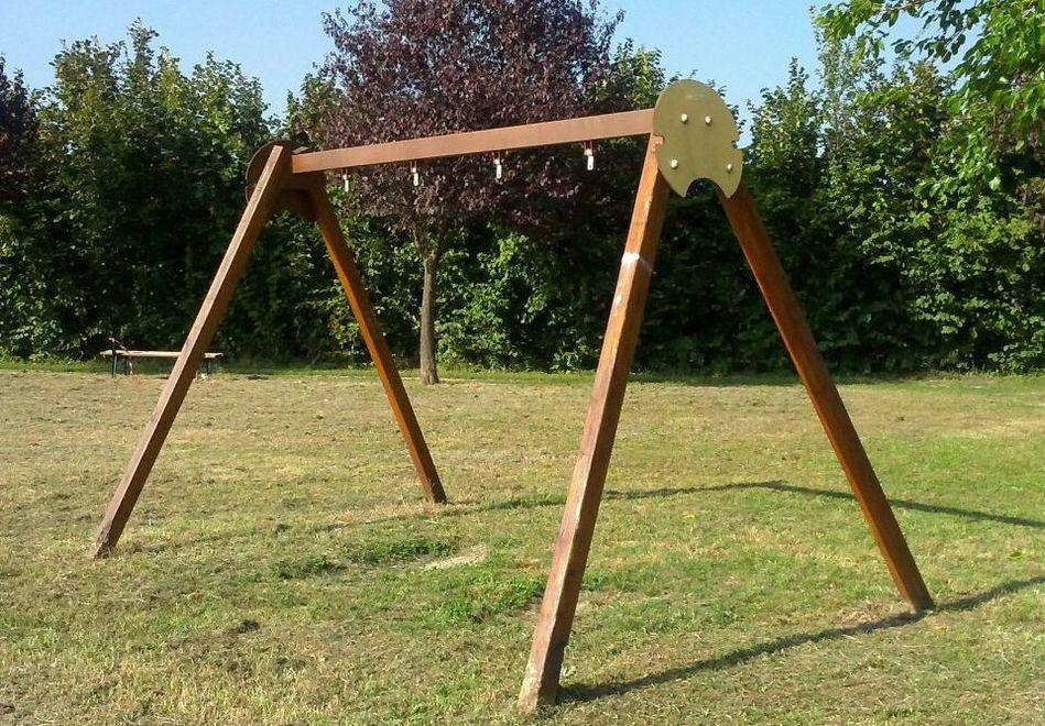 Vandali devastano parco cittadino 