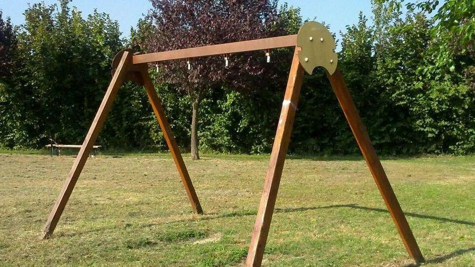 Vandali devastano parco cittadino