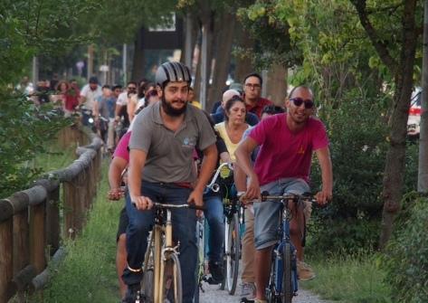 I ragazzi della Balorda in bici verso gli orti