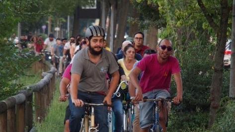 I ragazzi della Balorda in bici verso gli orti