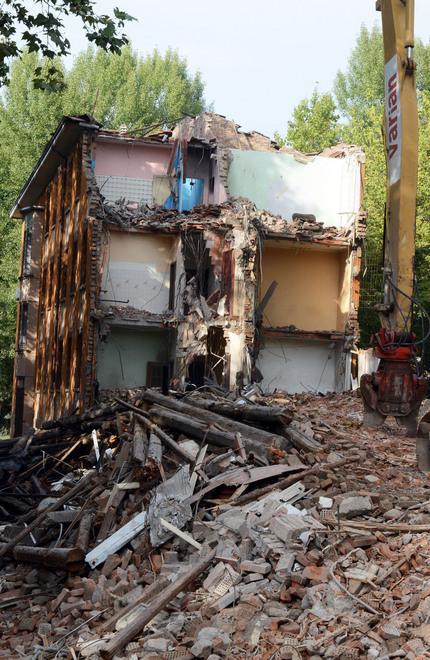 Nonantolana, ruspe in azione demolite le case popolari