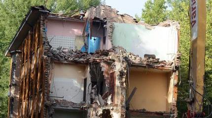 Nonantolana, ruspe in azione demolite le case popolari