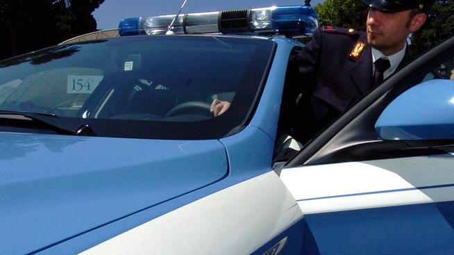 Padre-coraggio insegue il rapinatore armato