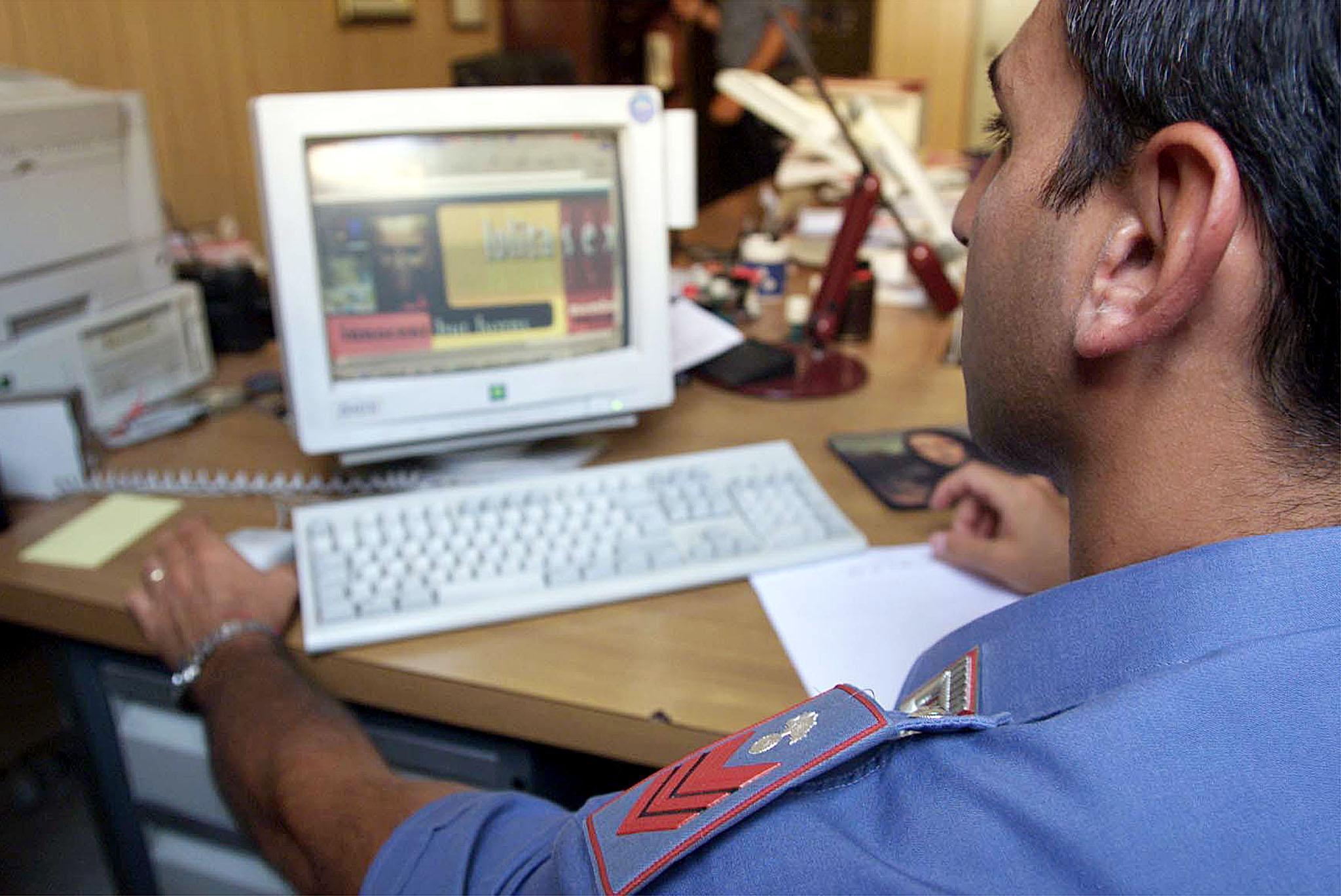 Un carabiniere controlla raggiri sulla rete