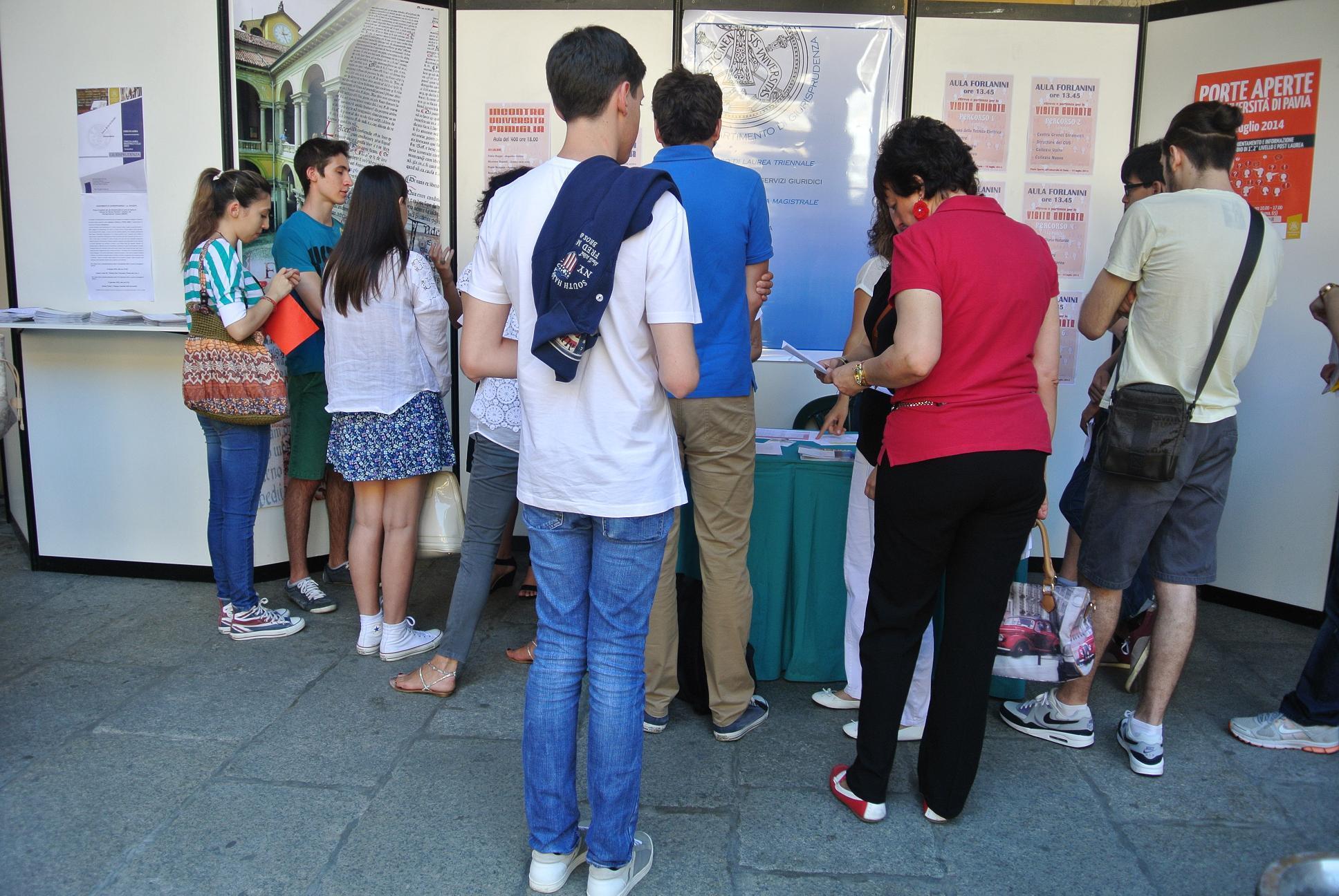 Studenti chiedono informazioni