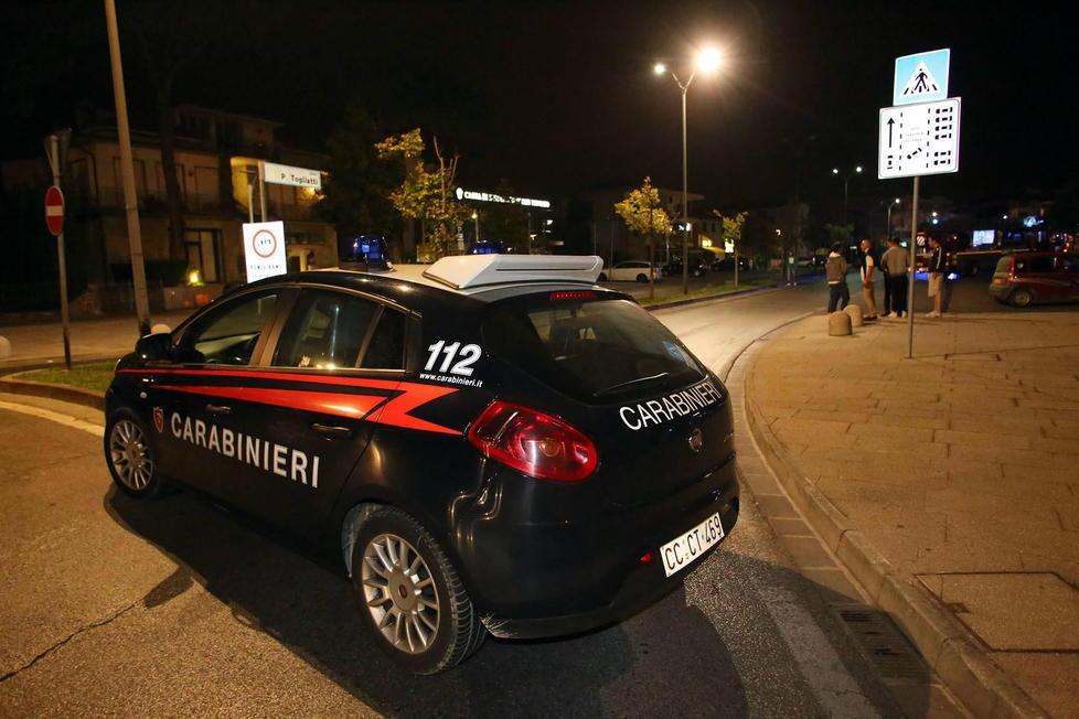 Carambola con l’auto in via Ciabattini: abbattuto il semaforo 