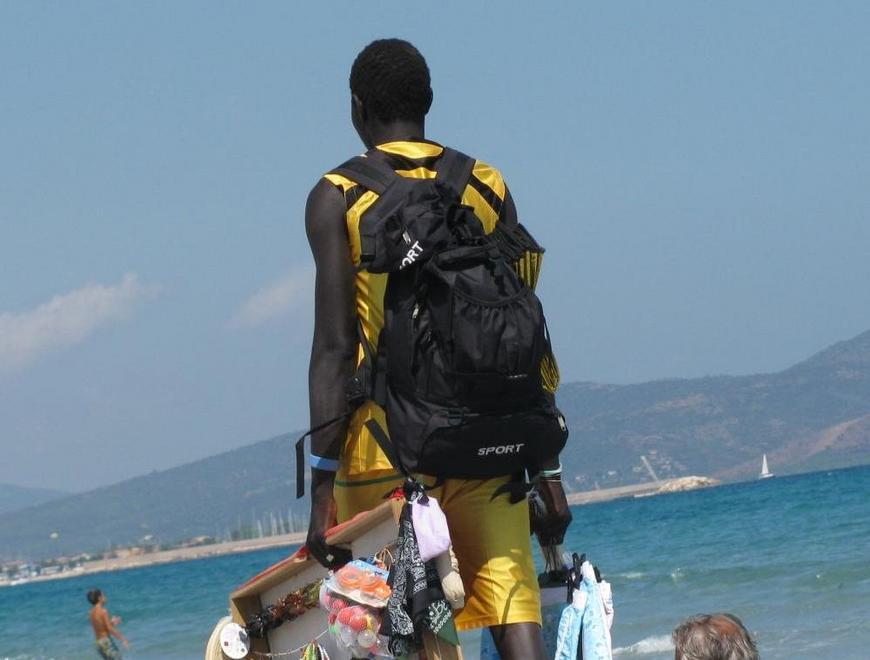 Ragazza trova una borsa con 5600 euro e la restituisce al proprietario