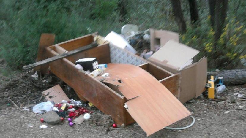 Beccato ad abbandonare rifiuti: 300 euro di multa