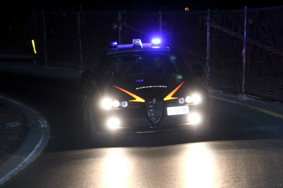 Rubano 6 fucili, 3 pistole e la Bmw del padrone di casa 