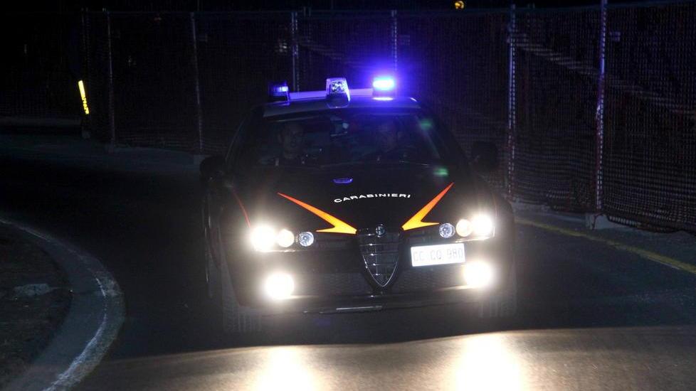 Rubano 6 fucili, 3 pistole e la Bmw del padrone di casa