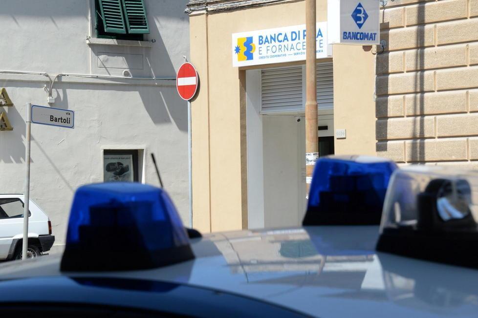 I carabinieri sventano una rapina in banca: due arresti 