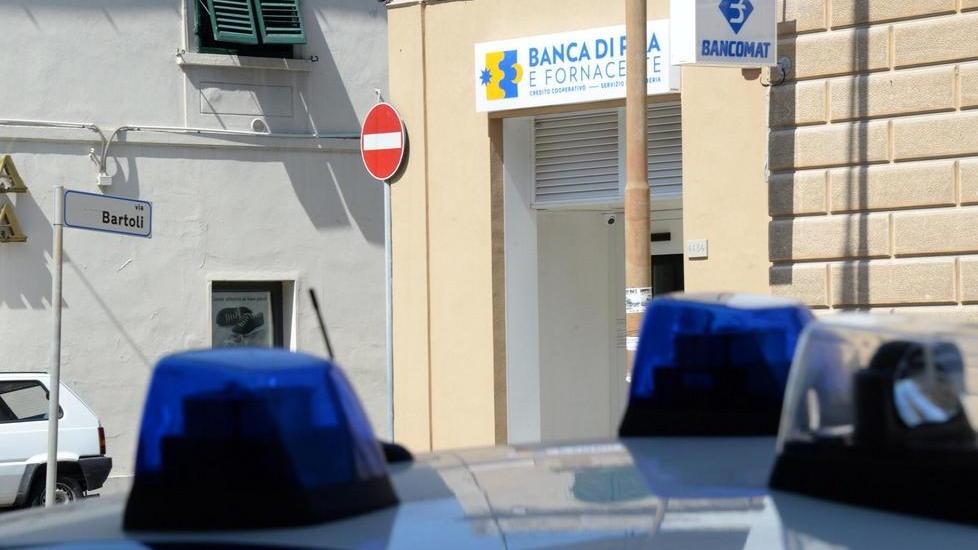 I carabinieri sventano una rapina in banca: due arresti