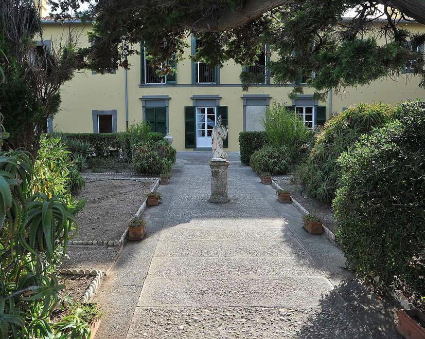 Gli albergatori pagano gli straordinari, la Villa di Napoleone resta aperta 