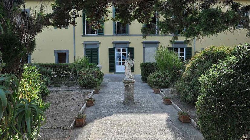 Gli albergatori pagano gli straordinari, la Villa di Napoleone resta aperta