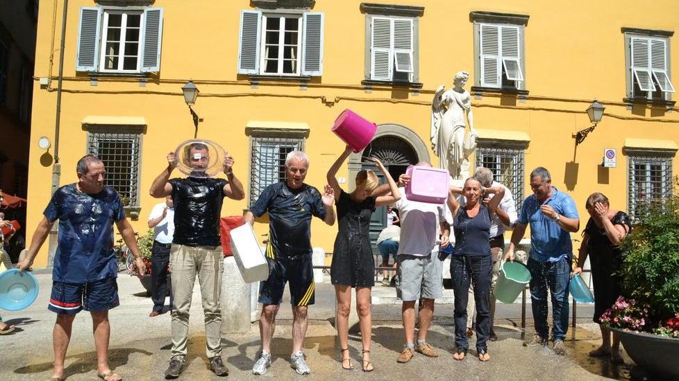 Doccia gelata di beneficenza per giunta e consiglieri comunali