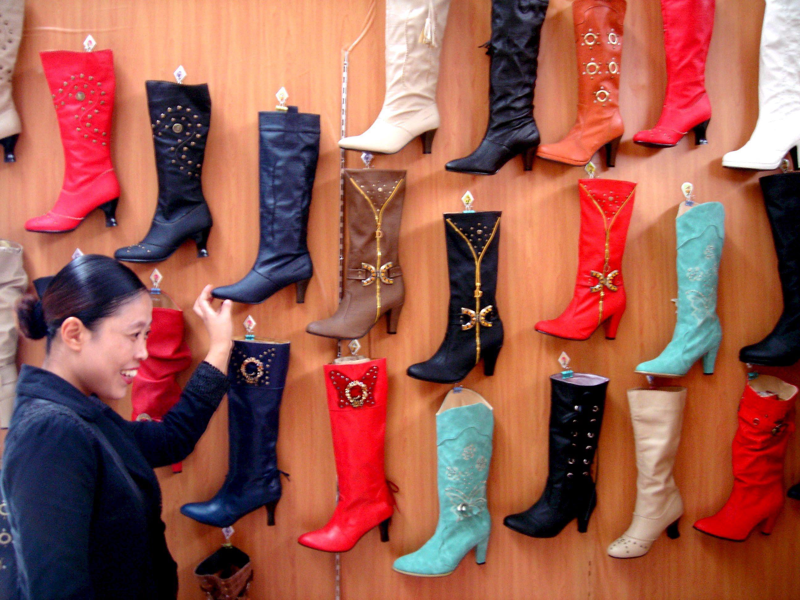 Rubate 1.200 paia di scarpe a un imprenditore 