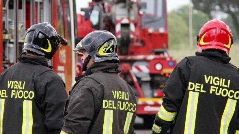 Incendio di sterpaglie, l’odore di bruciato arriva fino a Vicarello