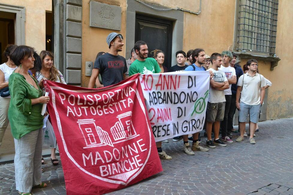 Madonne Bianche, sit in davanti al Comune 