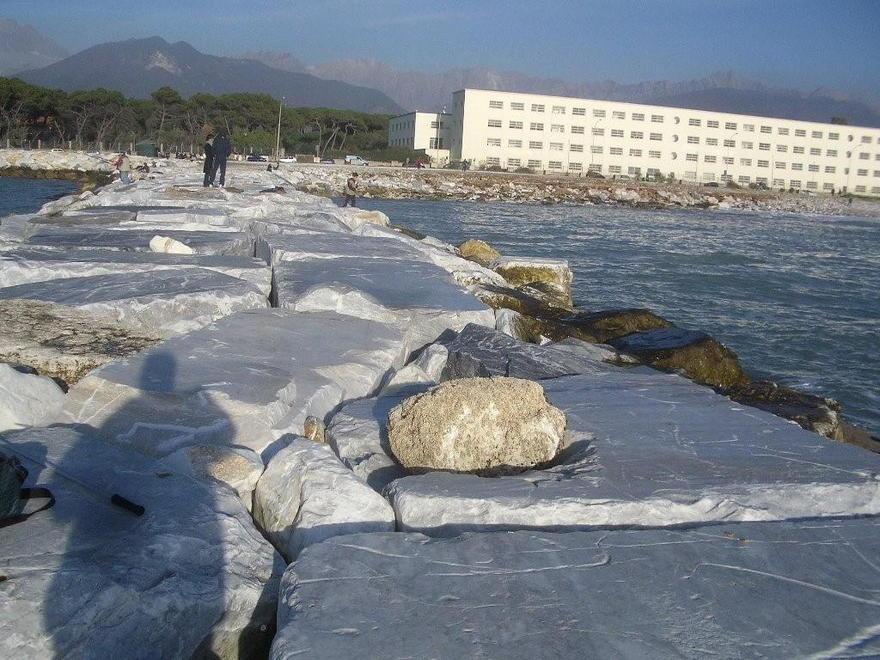 Detenuto in permesso salva la vita a un bagnante 