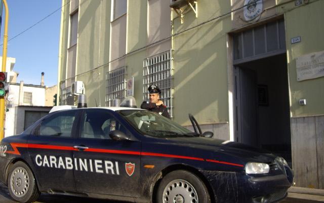 Calci e schiaffi a due ladruncoli sorpresi col bottino all’uscita di casa 