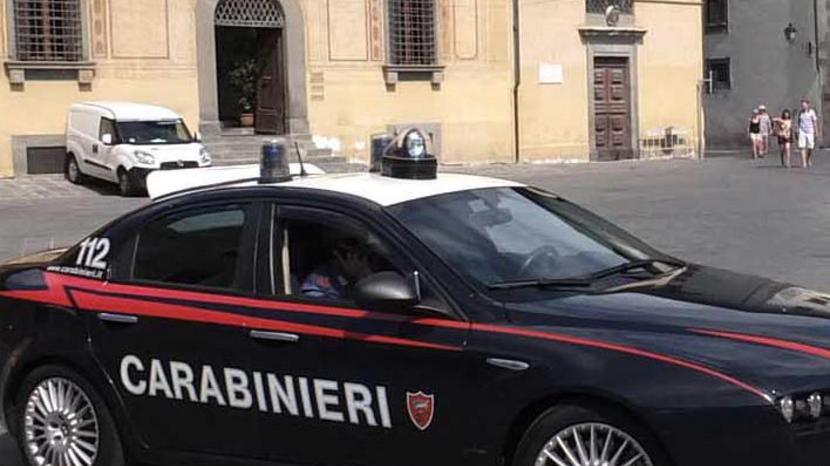 La massacrano di botte per strapparle la borsetta