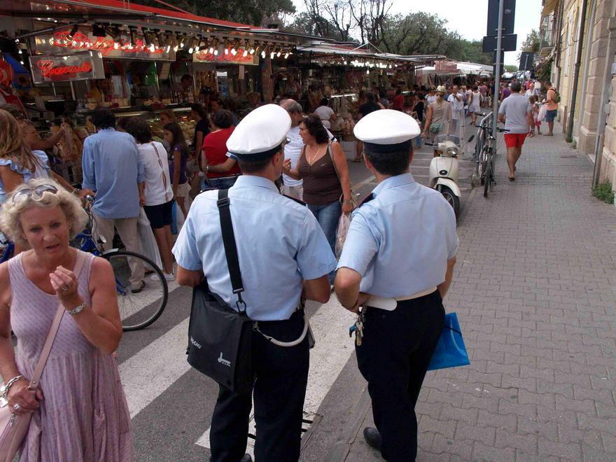Musica fuori orario, intervengono i vigili: i clienti li fischiano 