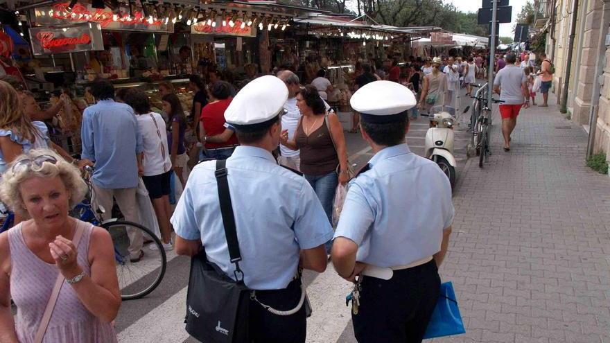 Musica fuori orario, intervengono i vigili: i clienti li fischiano
