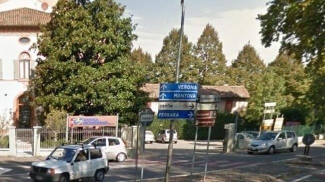 Auto investe un bambino e fugge