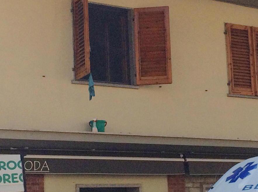 Cade da 3 metri pulendo i vetri 