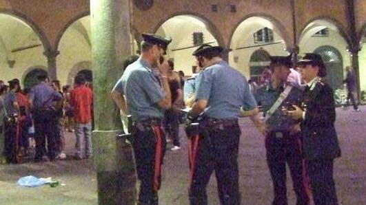 Carabinieri accerchiati e minacciati