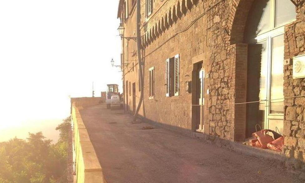 La ricostruzione delle mura franate 