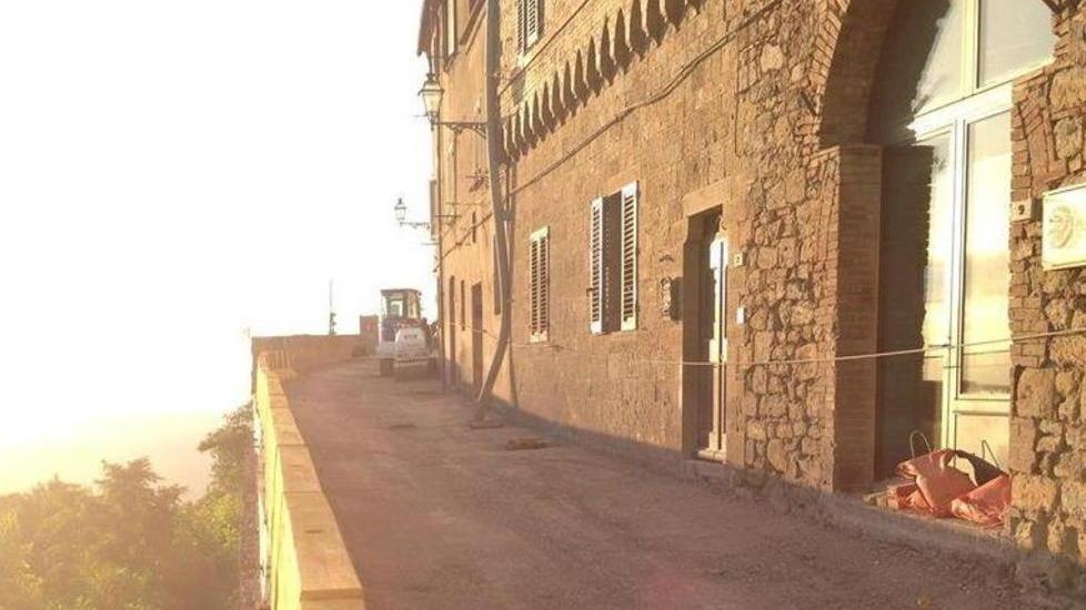 La ricostruzione delle mura franate