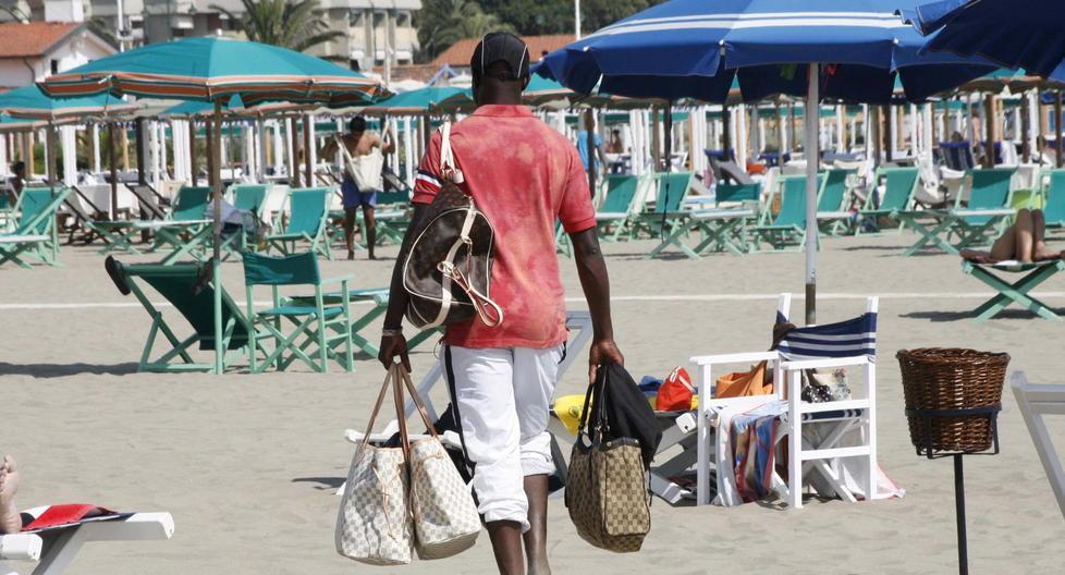 Vigili urbani, già 15 verbali per i venditori abusivi 