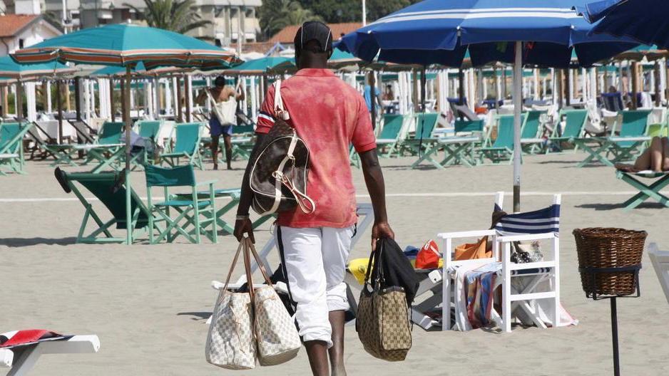 Vigili urbani, già 15 verbali per i venditori abusivi