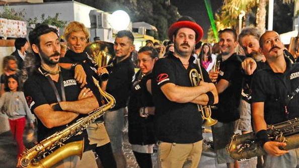 Sfilata in pareo, musica e fuochi artificiali