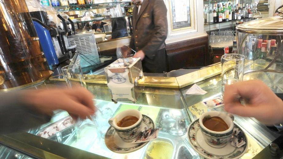Bar, gli affari estivi vanno male