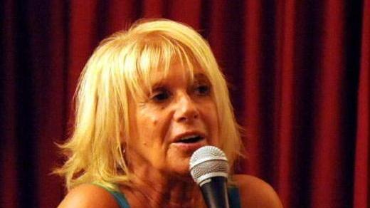 L’attrice Lella Costa ospite strappa risate in oncologia
