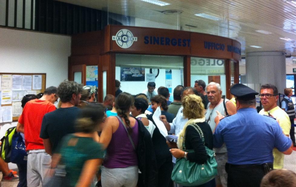 Le altre biglietterie finiscono sotto assedio 