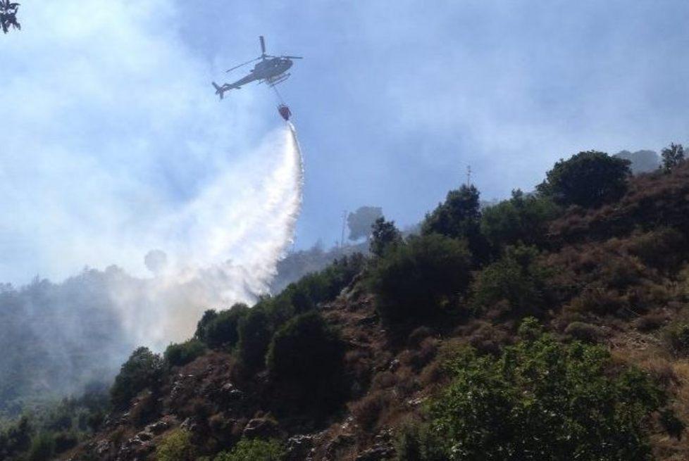 Piromani in azione, l’incendio minaccia l’abitato 